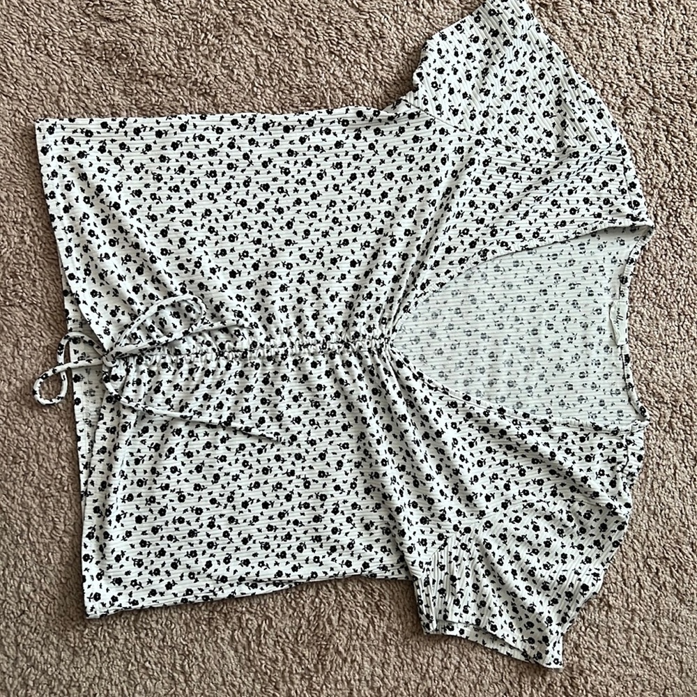 Shirt. Stretchy, adjustable to be crop or full